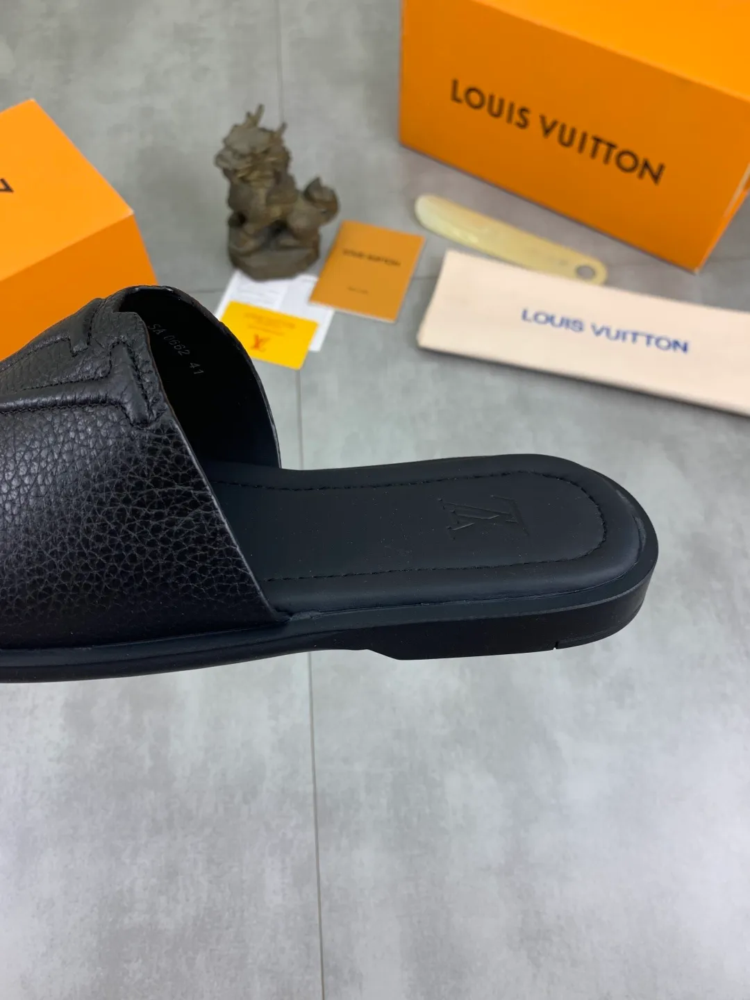 Men's shoes 💰P340 💰【New style】🆘 High quality 【LOUIS VUITTON】The popular Louis Vuitton LV men's slippers on the official website are on sale simultaneously! Original pebbled calfskin fabric imported from Italy. Original factory special supply. Size: 38-46. 4️⃣ colors available.